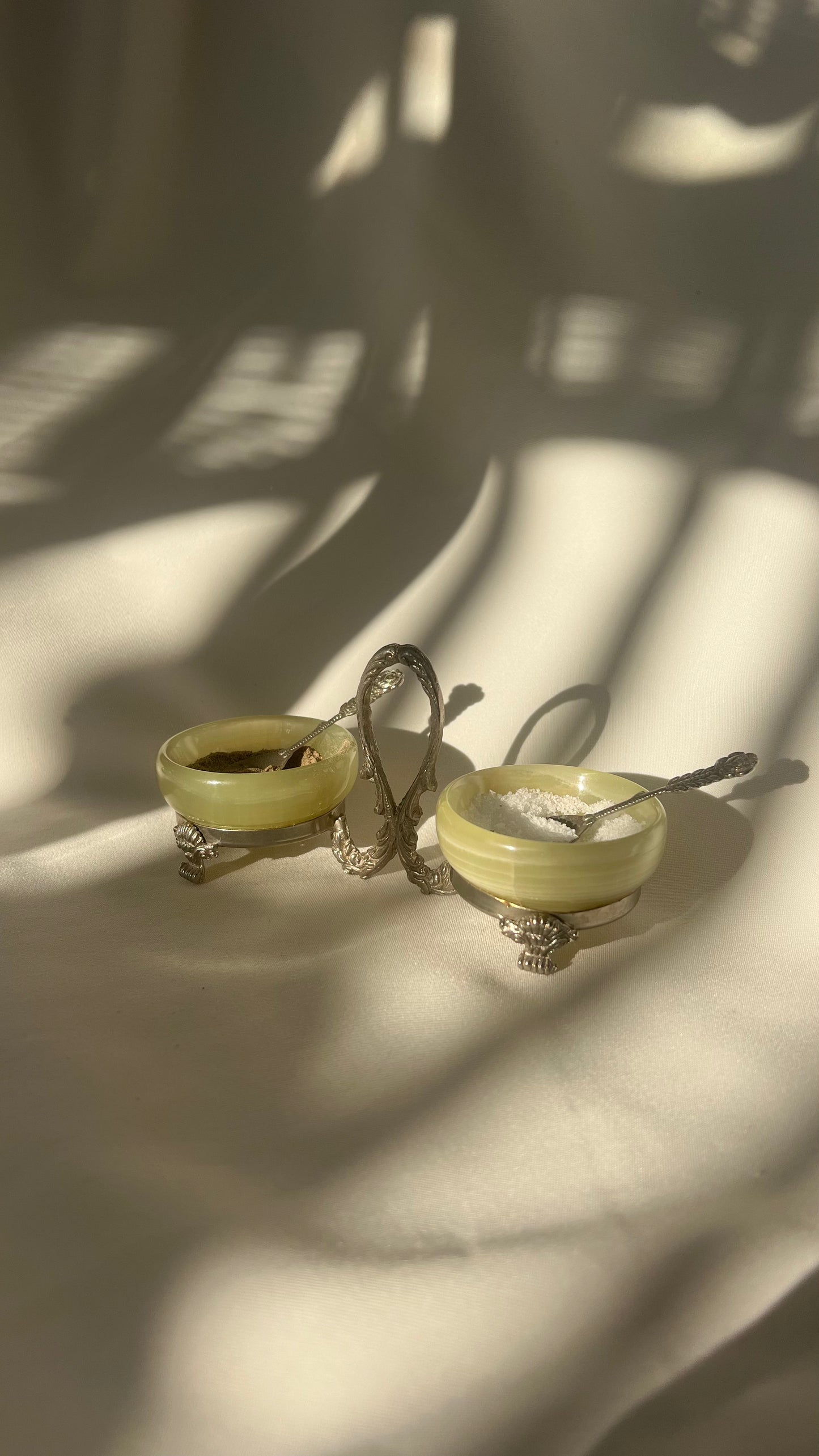 Onyx Salt & Paper Shakers | מלחייה ופלפלייה אוניקס