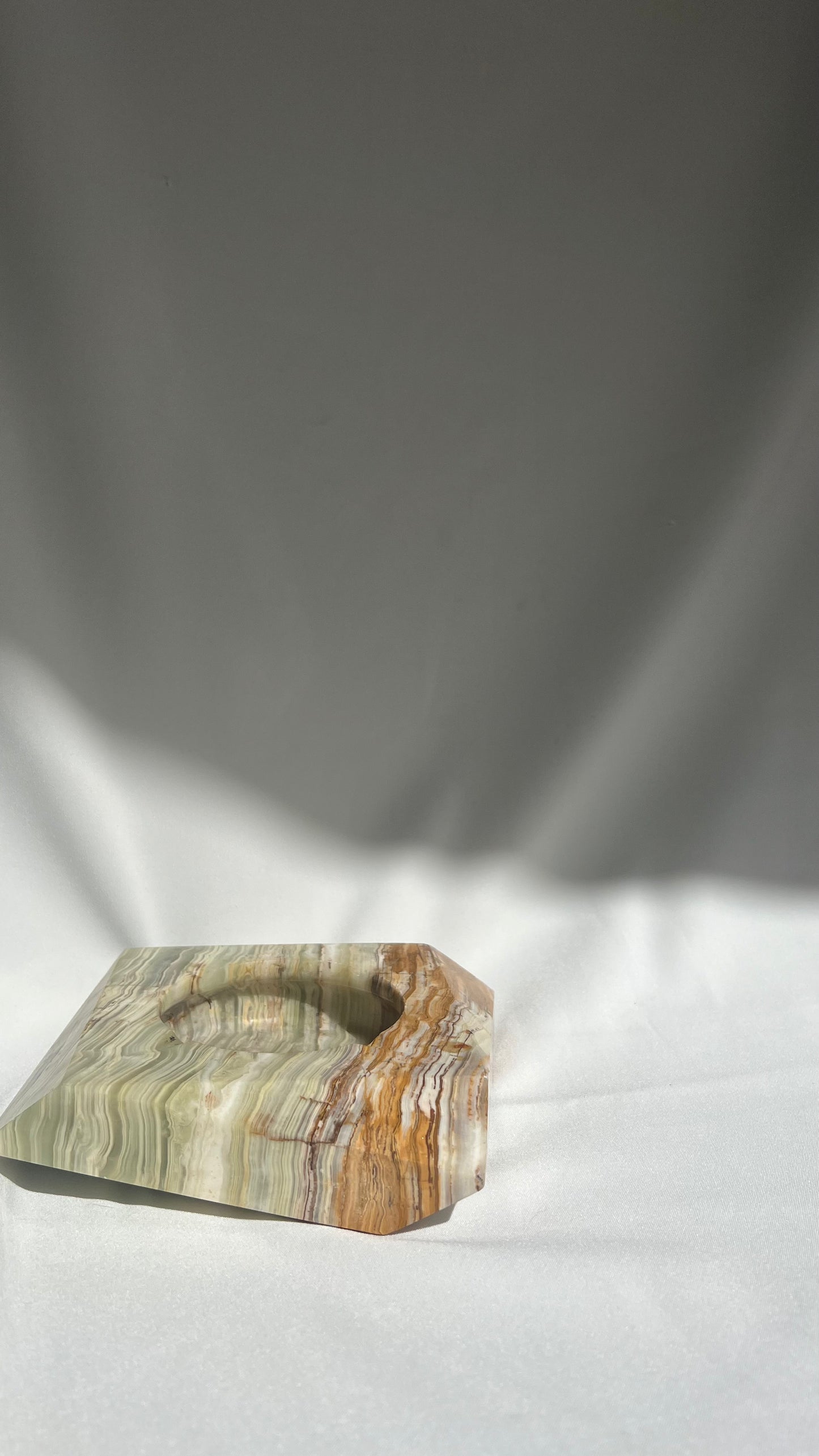 Geometric onyx ashtray | מאפרת אוניקס גיאומטרית