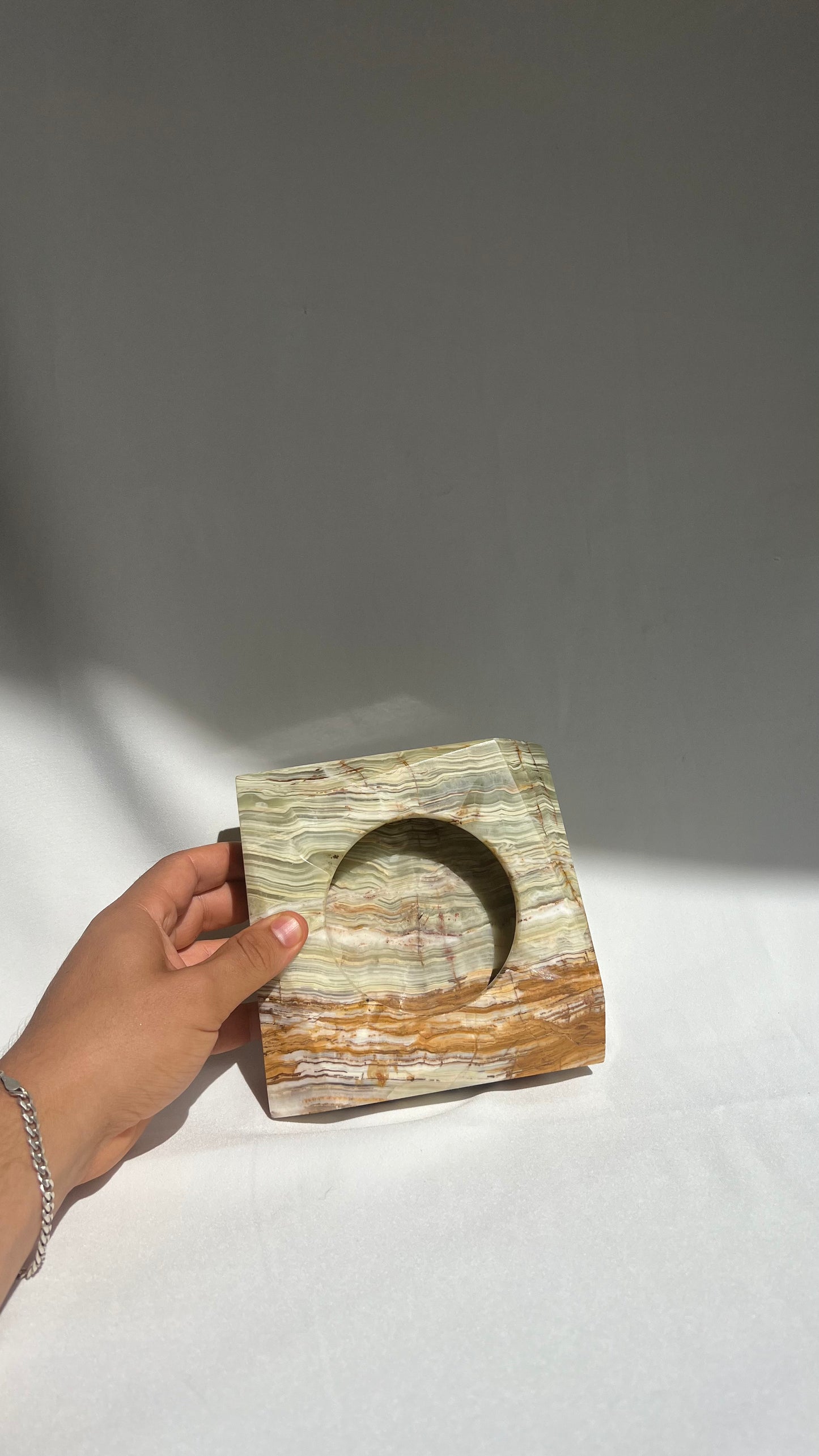 Geometric onyx ashtray | מאפרת אוניקס גיאומטרית