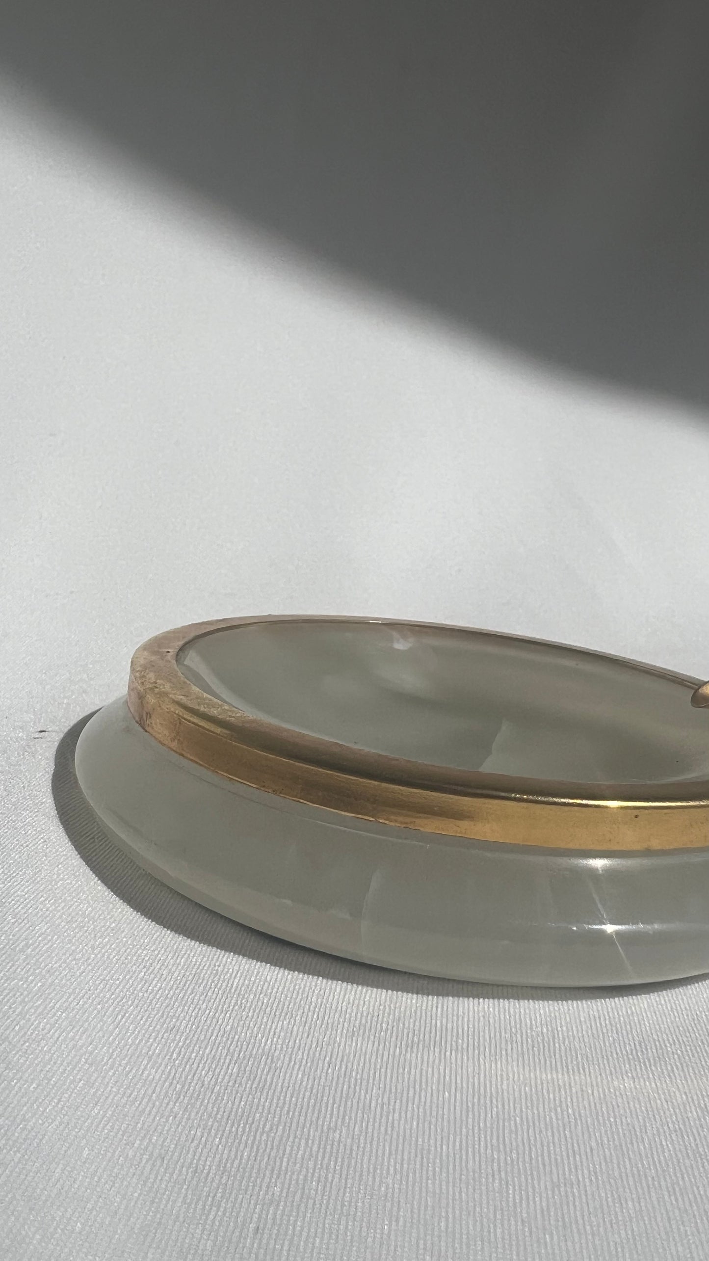 Light onyx ashtray | מאפרת אוניקס בהירה