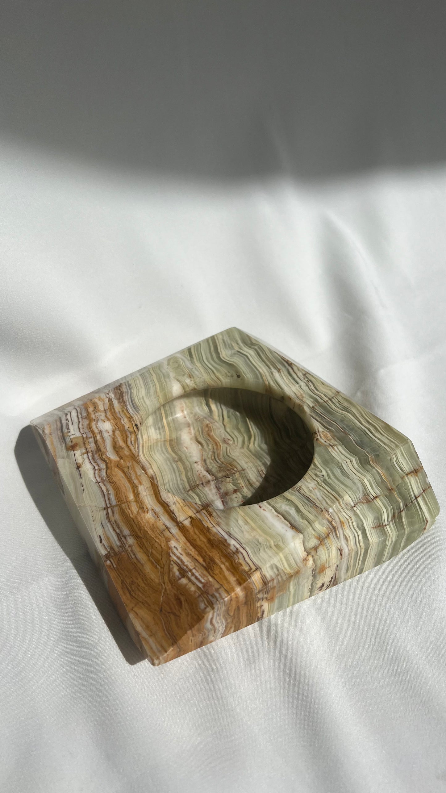 Geometric onyx ashtray | מאפרת אוניקס גיאומטרית