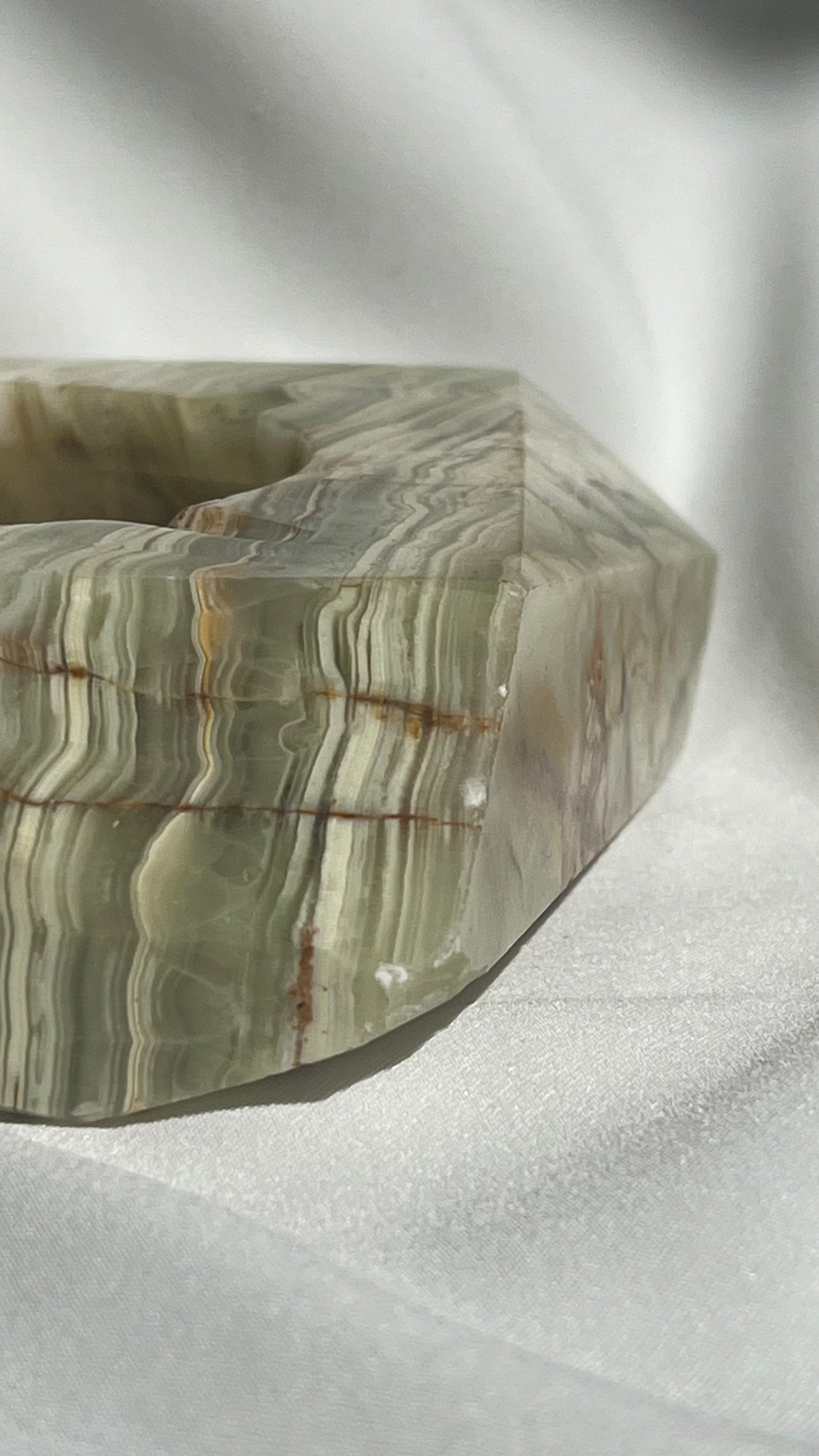 Geometric onyx ashtray | מאפרת אוניקס גיאומטרית