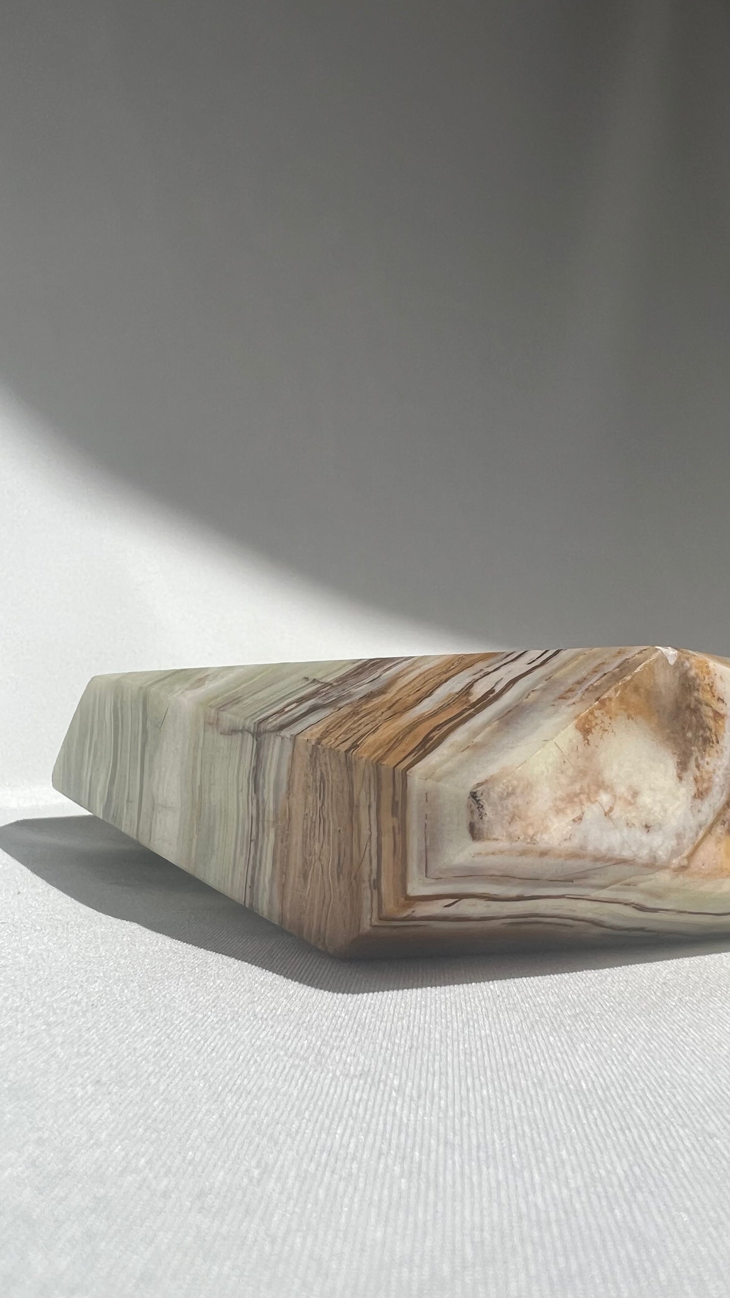 Geometric onyx ashtray | מאפרת אוניקס גיאומטרית