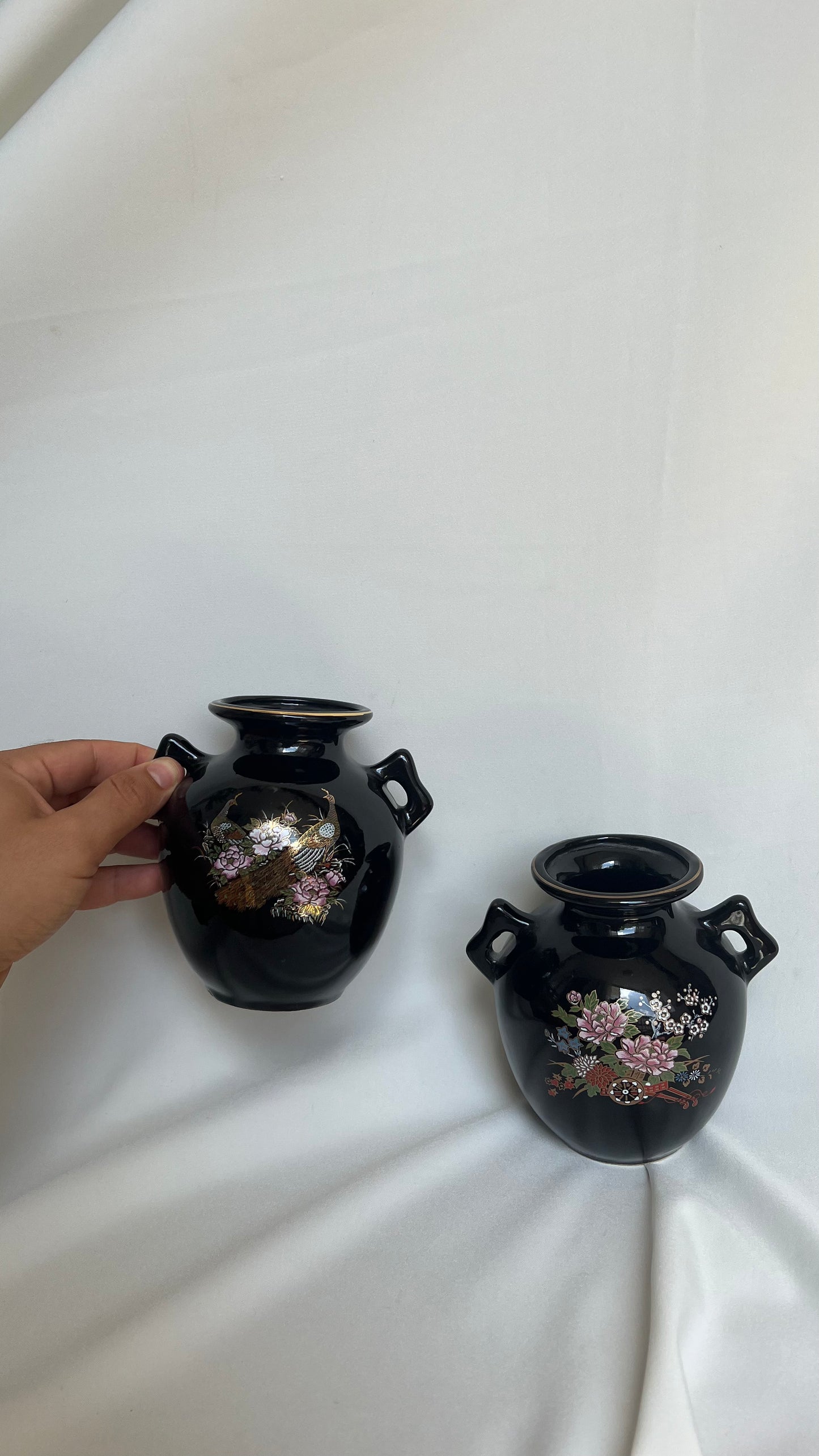 Two Taiwanese vases | שני אגרטלים טיוואנים