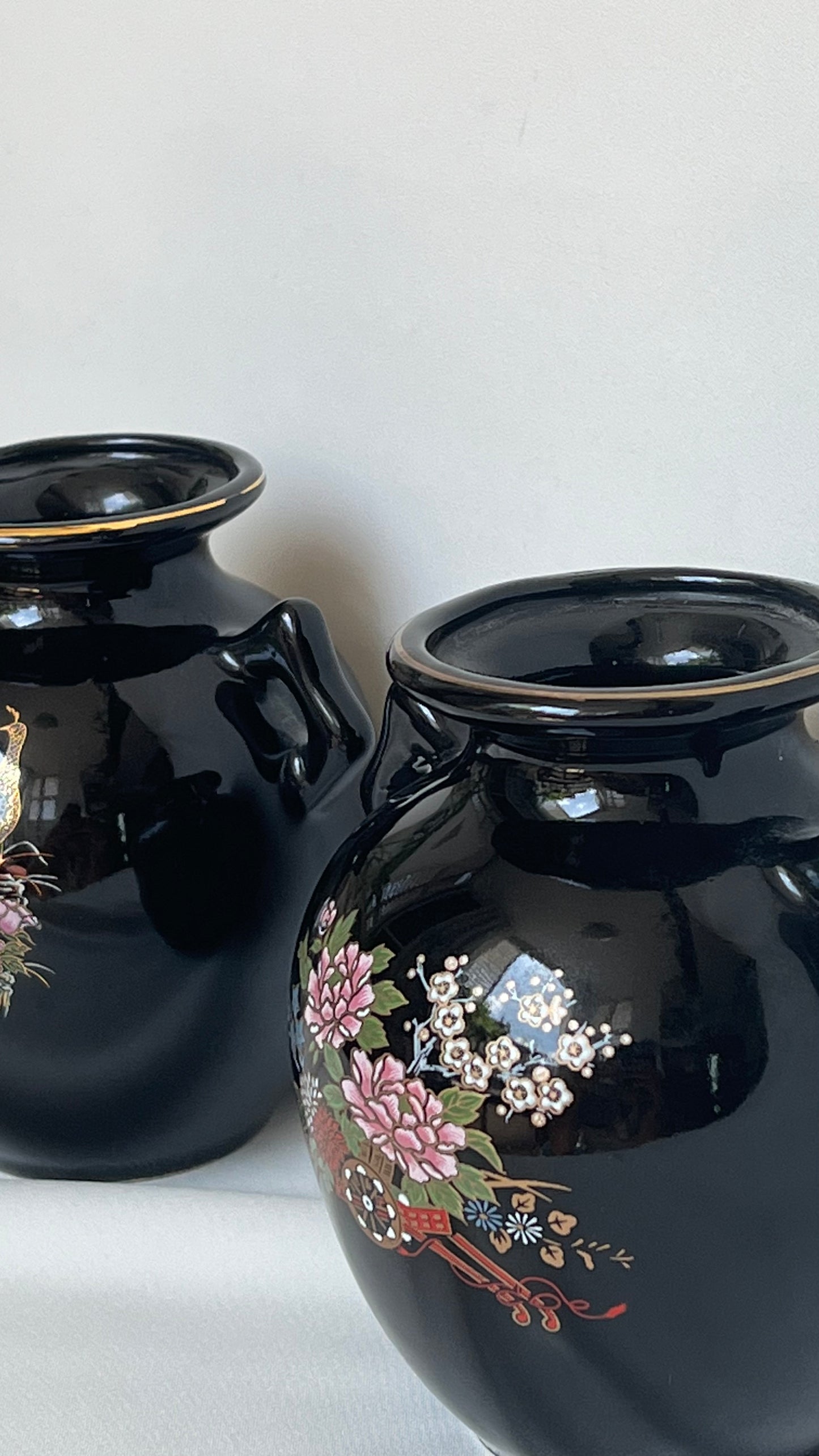 Two Taiwanese vases | שני אגרטלים טיוואנים