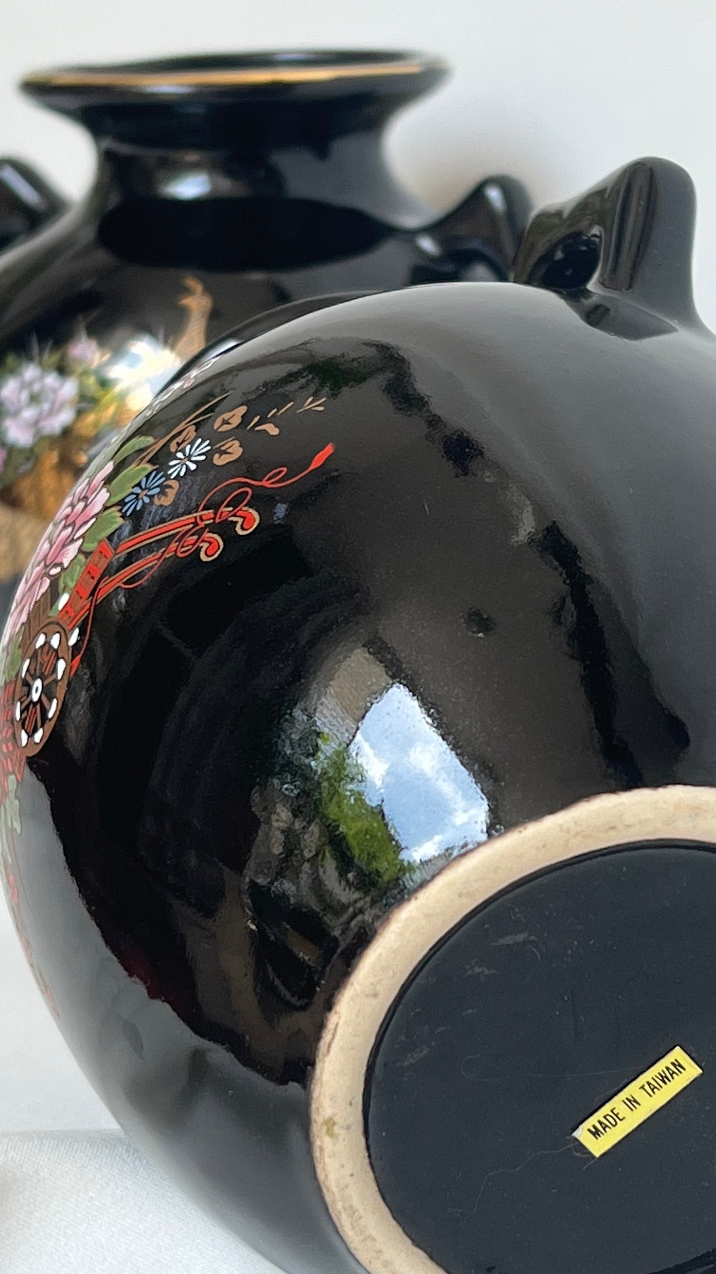 Two Taiwanese vases | שני אגרטלים טיוואנים