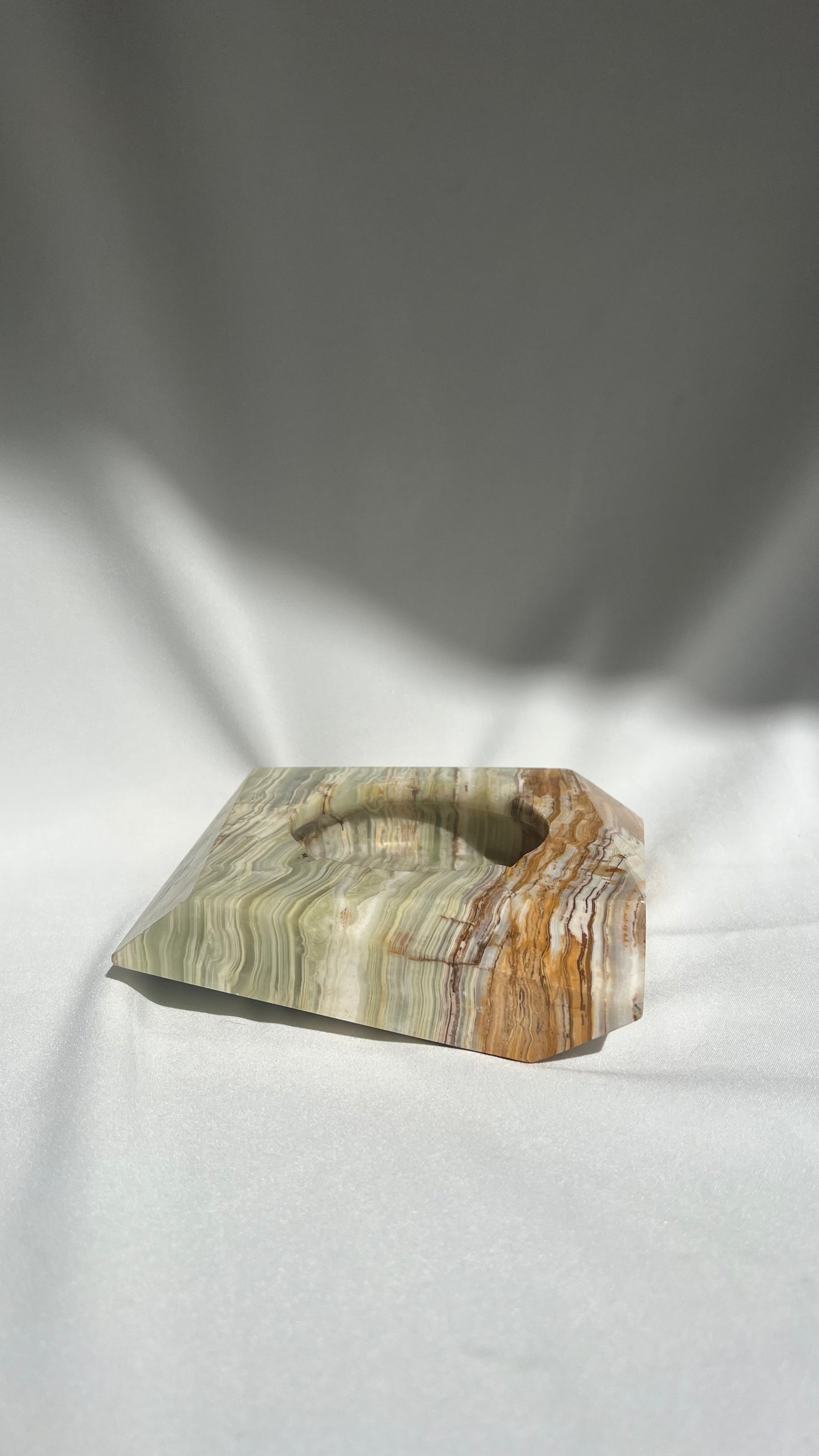 Geometric onyx ashtray | מאפרת אוניקס גיאומטרית