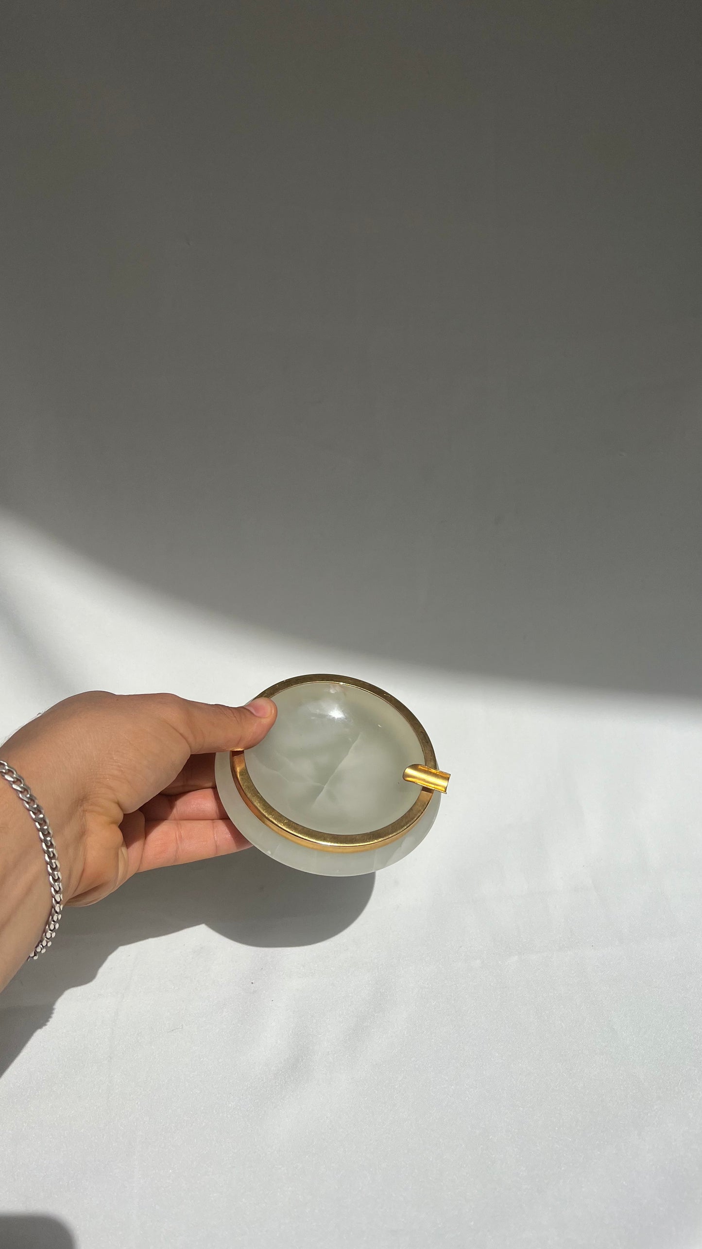 Light onyx ashtray | מאפרת אוניקס בהירה