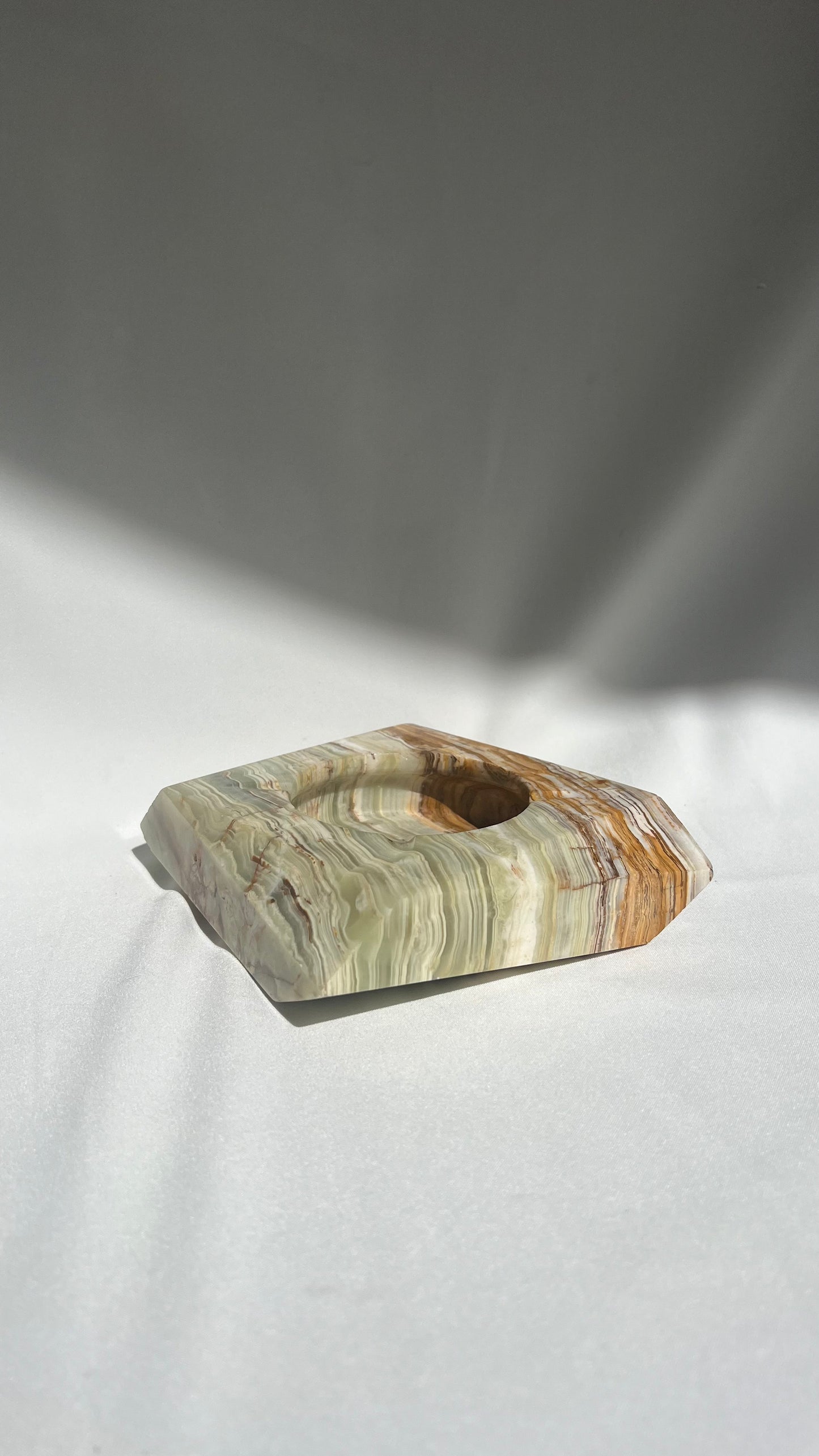 Geometric onyx ashtray | מאפרת אוניקס גיאומטרית