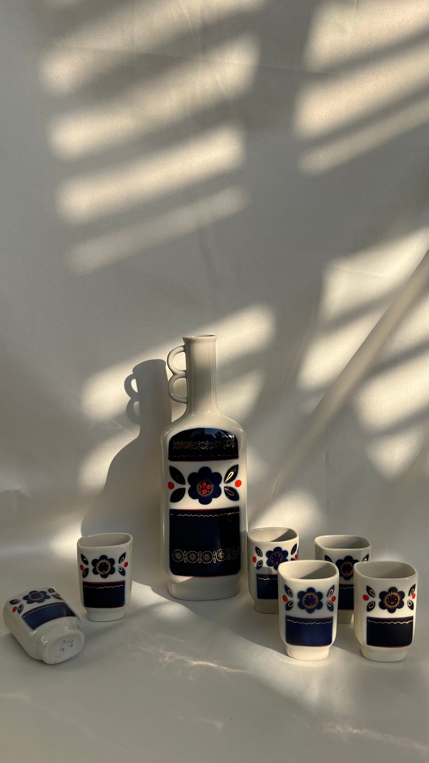 Soviet pitcher and shots | קנקן ושוטים סובייטים