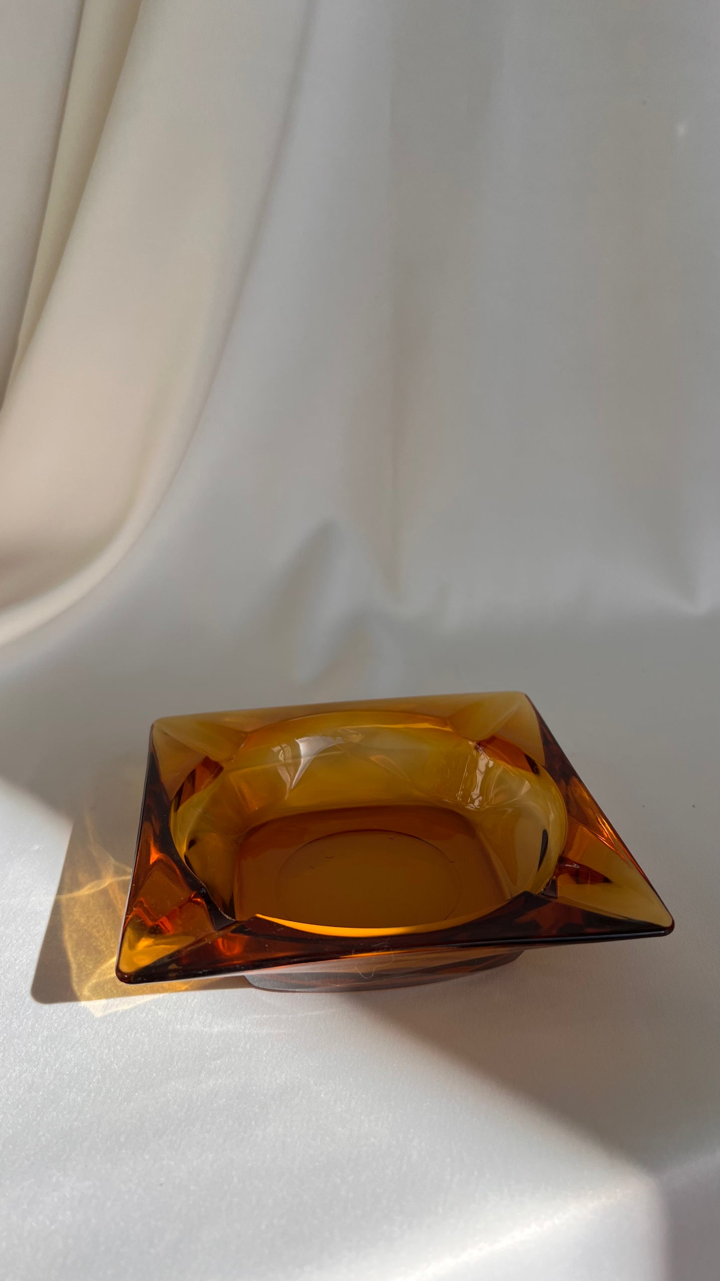 מאפרת זכוכית ענבר | Amber glass ashtray