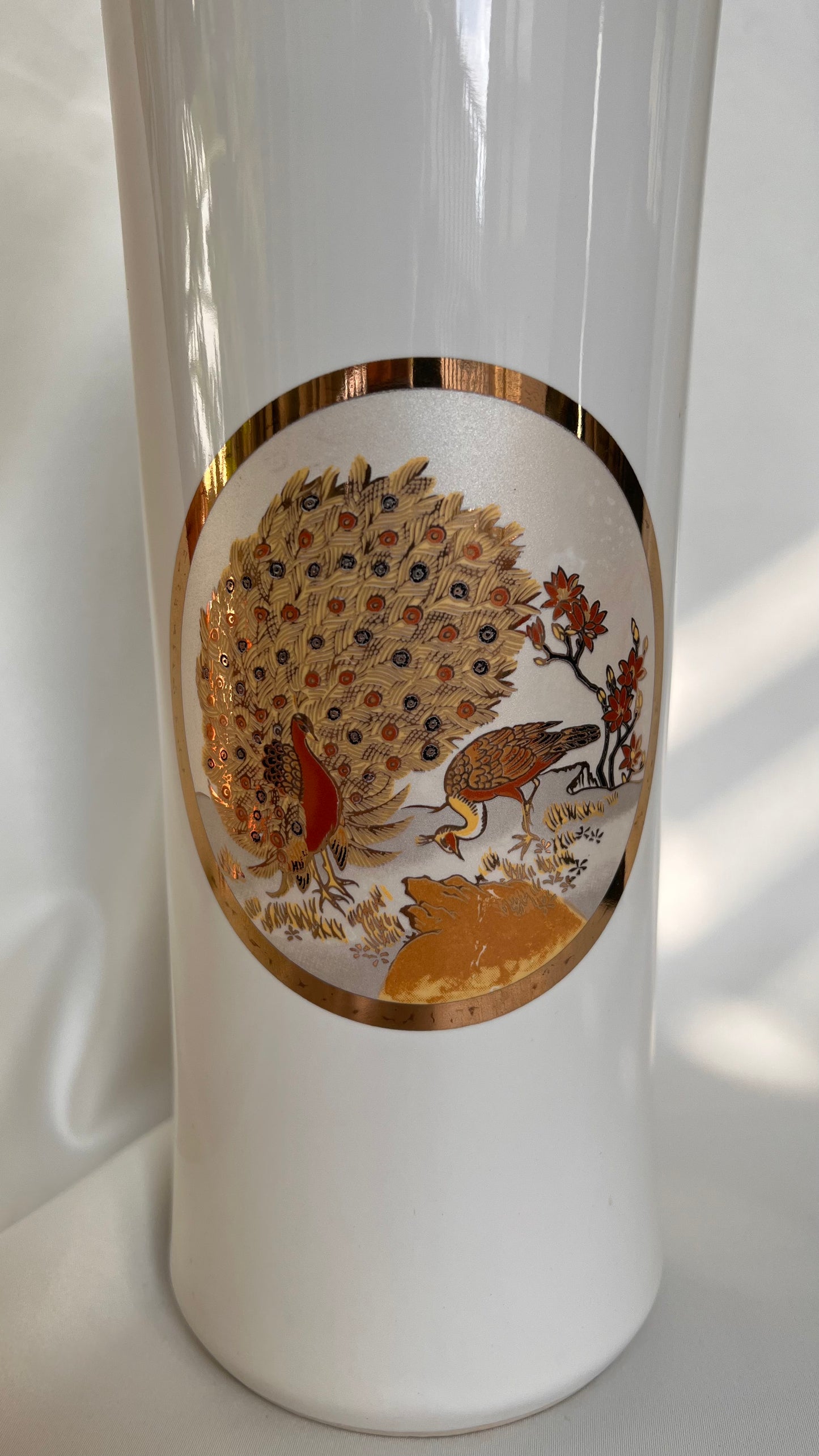 White porcelain vase | אגרטל פורצלן לבן