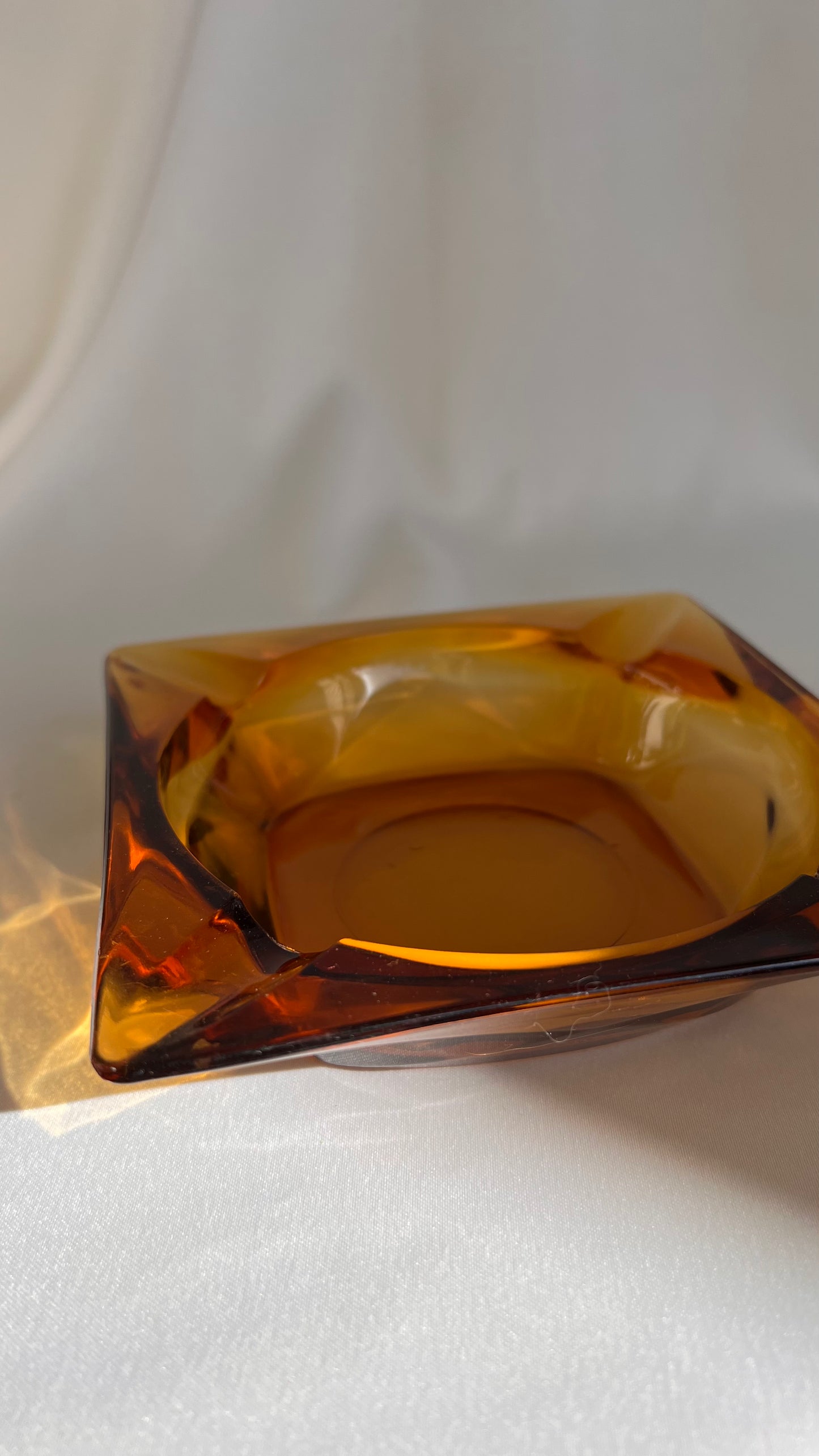 מאפרת זכוכית ענבר | Amber glass ashtray