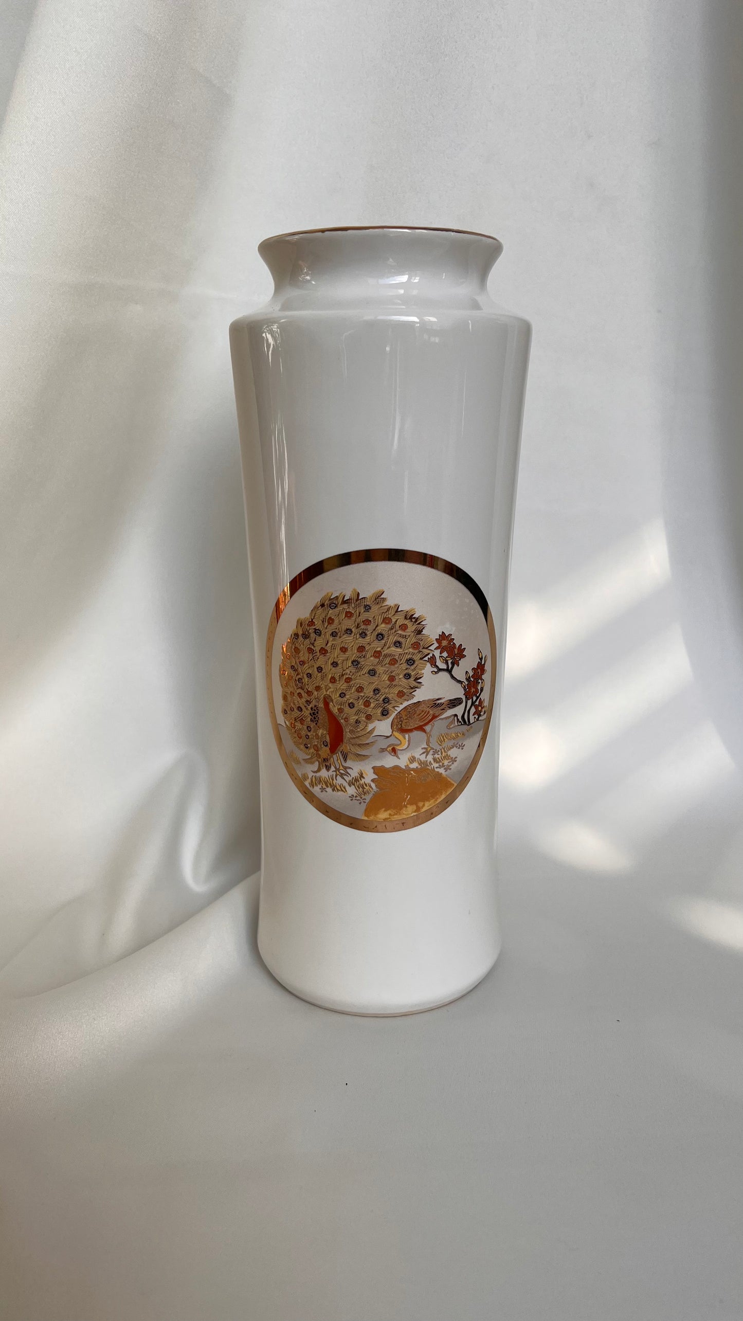 White porcelain vase | אגרטל פורצלן לבן