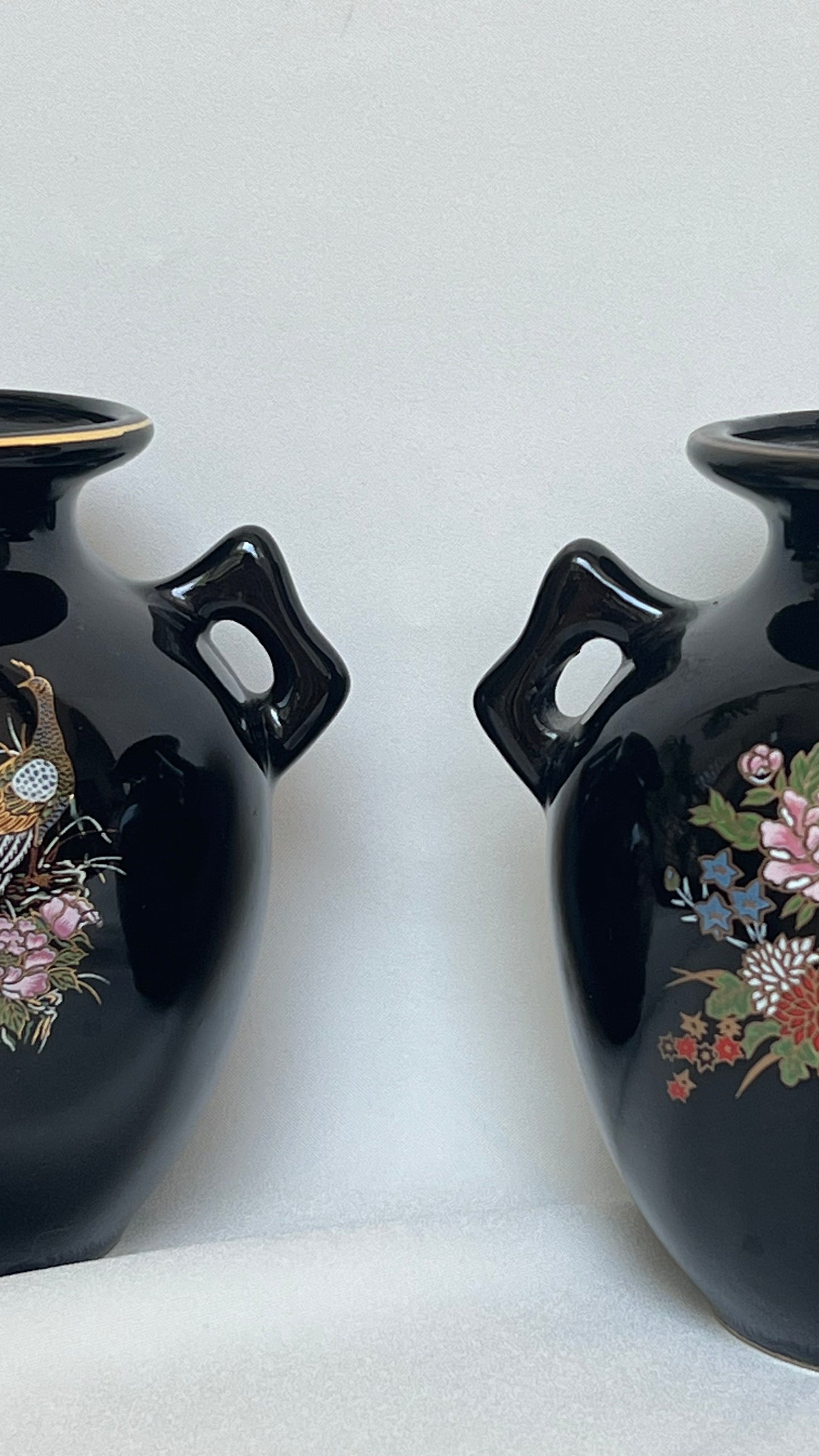 Two Taiwanese vases | שני אגרטלים טיוואנים