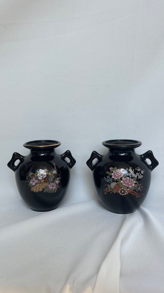 Two Taiwanese vases | שני אגרטלים טיוואנים