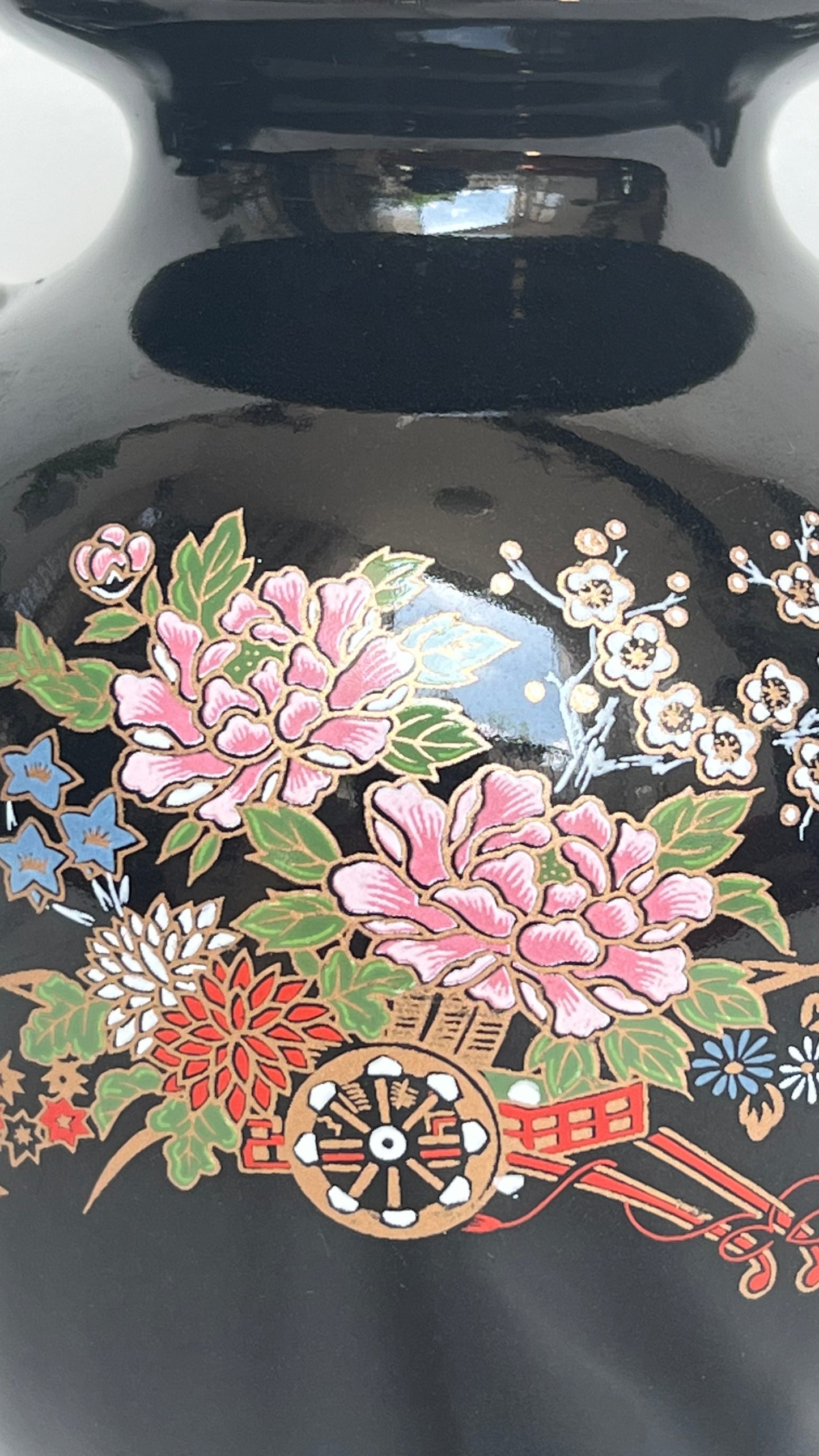 Two Taiwanese vases | שני אגרטלים טיוואנים