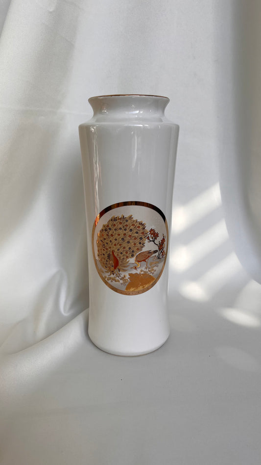 White porcelain vase | אגרטל פורצלן לבן