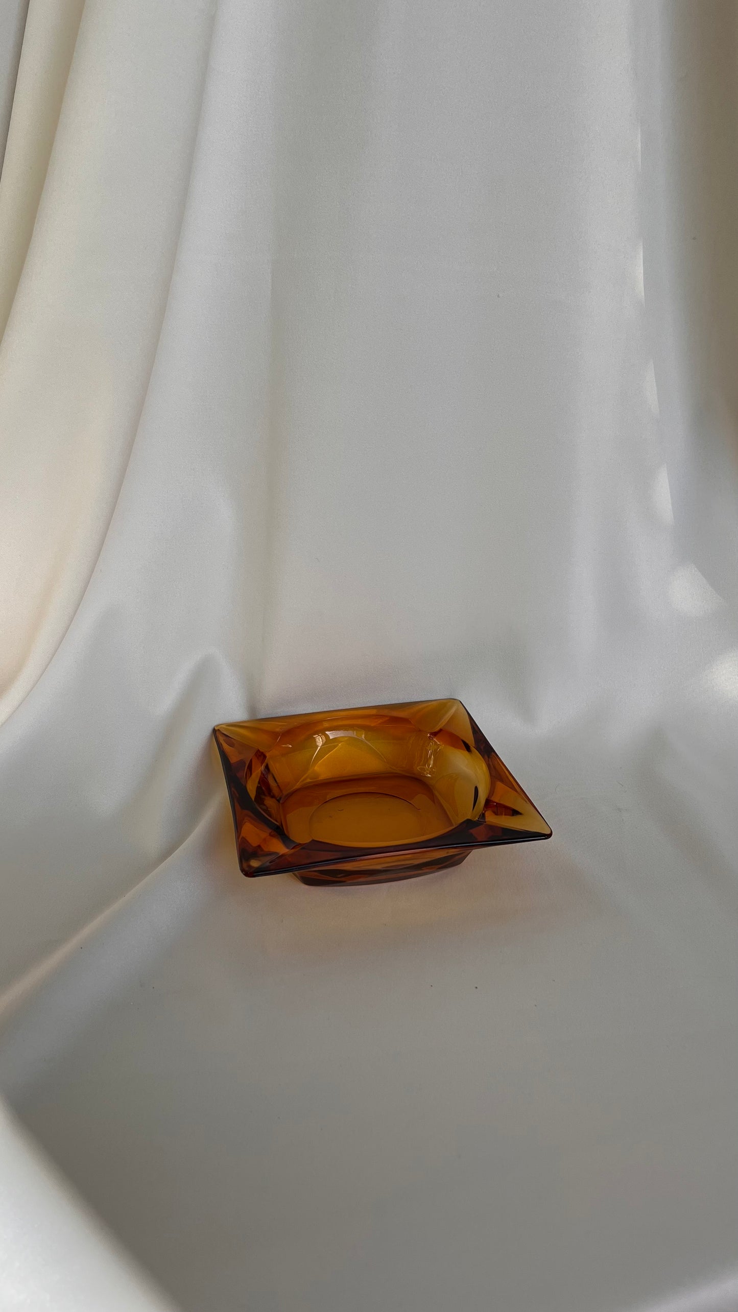מאפרת זכוכית ענבר | Amber glass ashtray